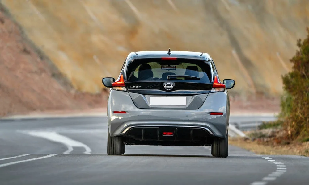 Фото Nissan Leaf — вид сзади, фото 6. Линия крыши, стойки и задняя дверь в сером исполнении. Светодиодная полоса или раздельные секции — задняя оптика стала главным украшением кормы Nissan Leaf — вид сзади, фото 6
