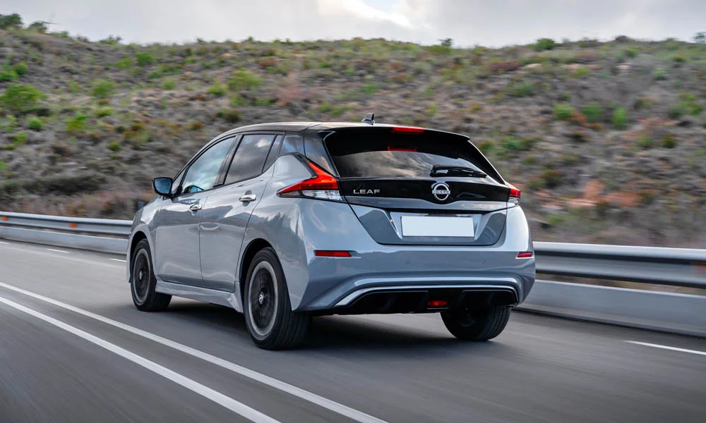 Фото Nissan Leaf — вид сзади, фото 7. Серый кузов сзади — фонари и бампер определяют ночной образ модели Nissan Leaf — вид сзади, фото 7