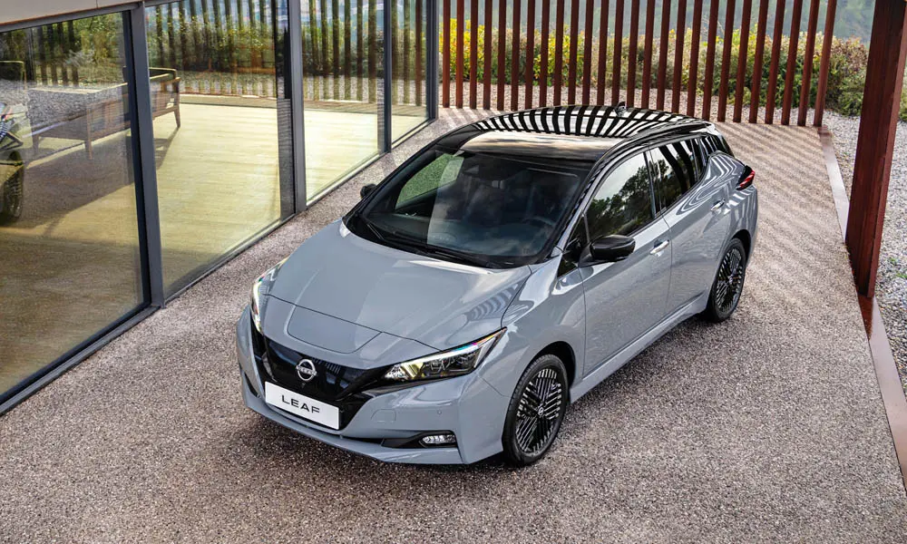 Фото Nissan Leaf — крыша. Крыша сверху: остекление, рейлинги и антенна-плавник. Рейлинги рассчитаны на поперечины для бокса или велокреплений Nissan Leaf — крыша