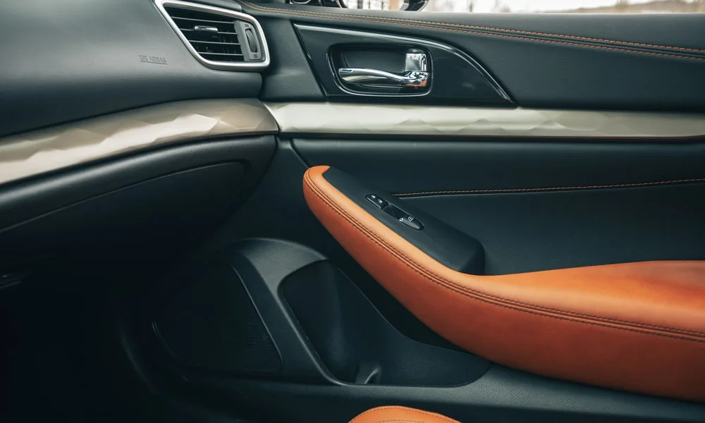 Фото Nissan Maxima — дверная карта. Подлокотник, динамик и блок стеклоподъёмников. Мягкая вставка в зоне локтя — то, что чувствуешь каждый день Nissan Maxima — дверная карта