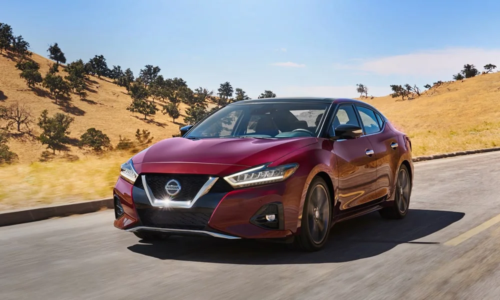 Фото Nissan Maxima — вид спереди, фото 5. Красный кузов, строгая симметрия оптики — базовый ракурс знакомства с дизайном Nissan Maxima — вид спереди, фото 5