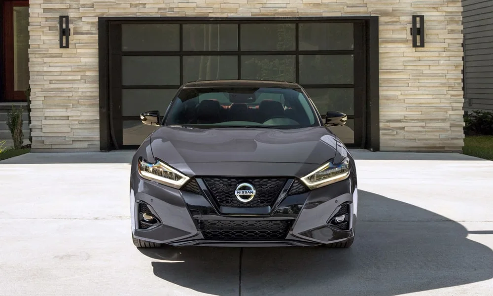 Фото Nissan Maxima — вид спереди, фото 8. Серый кузов, строгая симметрия оптики — базовый ракурс знакомства с дизайном Nissan Maxima — вид спереди, фото 8