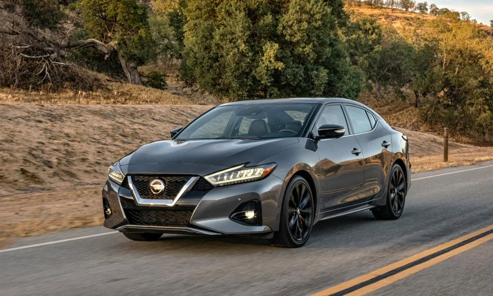 Фото Nissan Maxima — вид спереди, фото 10. Оптика, решётка и бампер — первое впечатление о модели. Дневные ходовые огни включаются автоматически с запуском Nissan Maxima — вид спереди, фото 10