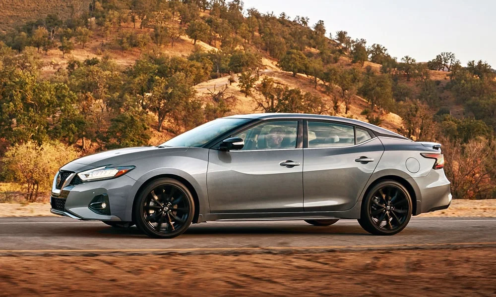 Фото Nissan Maxima — вид спереди, фото 11. Оптика, решётка и бампер — первое впечатление о модели. Рисунок ходовых огней — подпись модели, по нему её узнают в потоке Nissan Maxima — вид спереди, фото 11