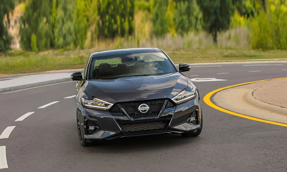 Фото Nissan Maxima — вид спереди, фото 13. Передок в чёрном исполнении — крупная светотехника и выразительный бампер. Дневные ходовые огни включаются автоматически с запуском Nissan Maxima — вид спереди, фото 13