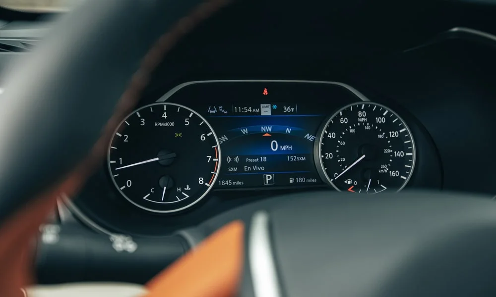 Фото Nissan Maxima — приборная панель. Экран приборов за рулём — вся ходовая информация перед глазами. Запас хода и расход выводятся крупно — главные цифры ежедневных поездок Nissan Maxima — приборная панель