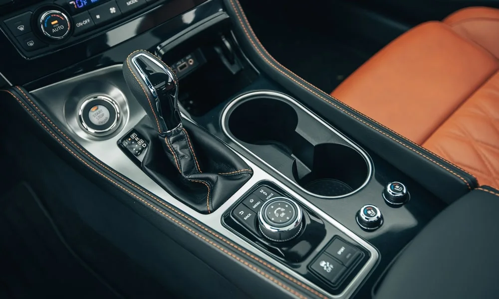 Фото Nissan Maxima — селектор коробки передач. Селектор трансмиссии на центральной консоли. Режимы движения и электронный ручник собраны рядом с селектором Nissan Maxima — селектор коробки передач
