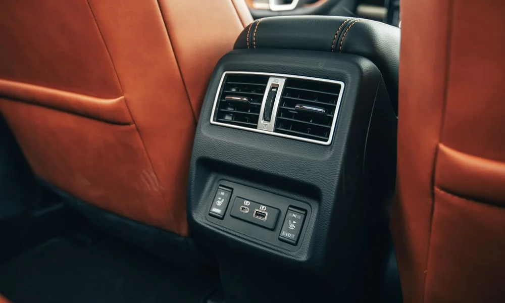 Фото Nissan Maxima — интерьер, фото 2. Общий план салона: архитектура панели, консоль и кресла Nissan Maxima — интерьер, фото 2