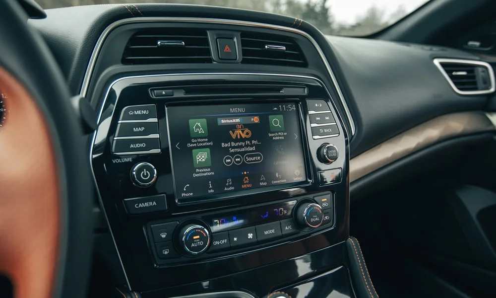 Фото Nissan Maxima — экран мультимедиа. Интерфейс медиасистемы крупным планом Nissan Maxima — экран мультимедиа