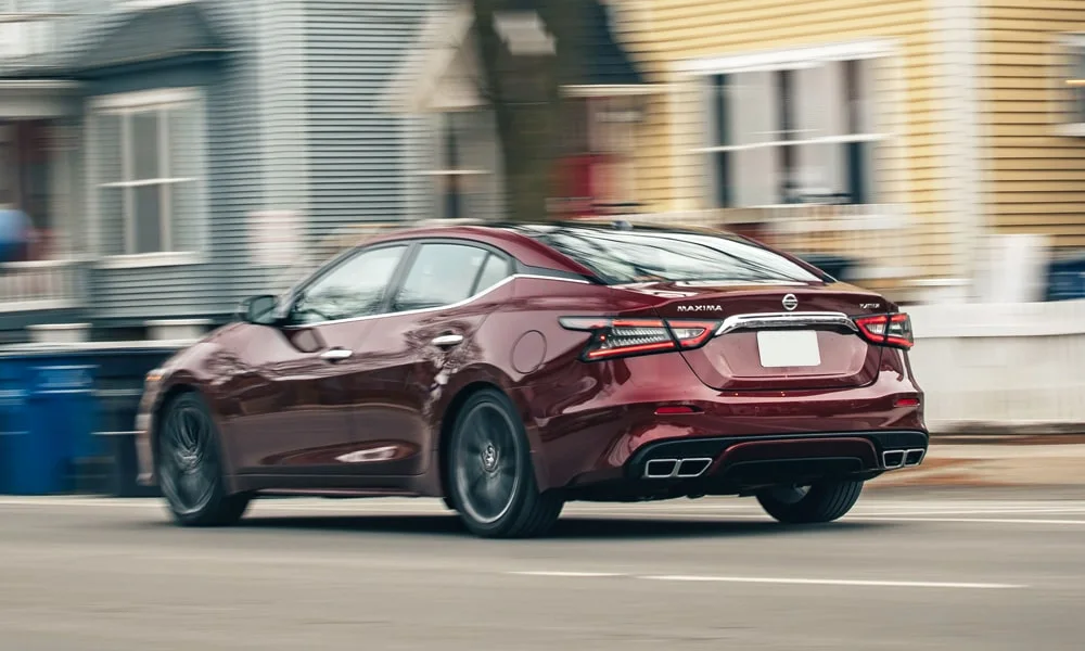 Фото Nissan Maxima — вид сзади, фото 3. Корма в красном цвете: графика фонарей и пластика пятой двери. Светодиодная полоса или раздельные секции — задняя оптика стала главным украшением кормы Nissan Maxima — вид сзади, фото 3