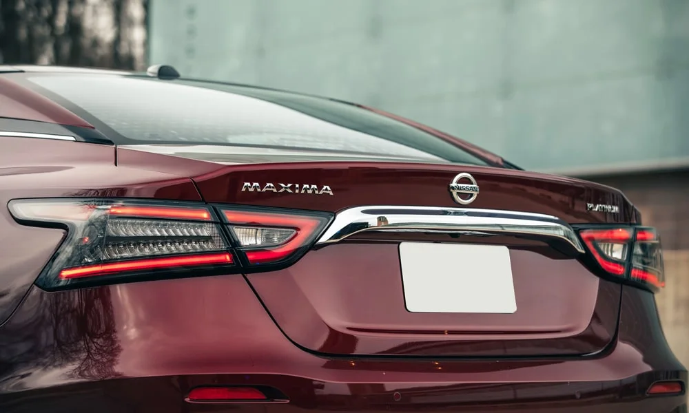 Фото Nissan Maxima — вид сзади, фото 4. Графика фонарей, бампер и оформление пятой двери. Светодиодная полоса или раздельные секции — задняя оптика стала главным украшением кормы Nissan Maxima — вид сзади, фото 4