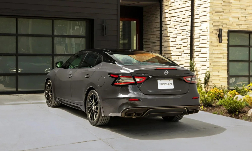 Фото Nissan Maxima — вид сзади, фото 5. Графика фонарей, бампер и оформление пятой двери. Светодиодная полоса или раздельные секции — задняя оптика стала главным украшением кормы Nissan Maxima — вид сзади, фото 5