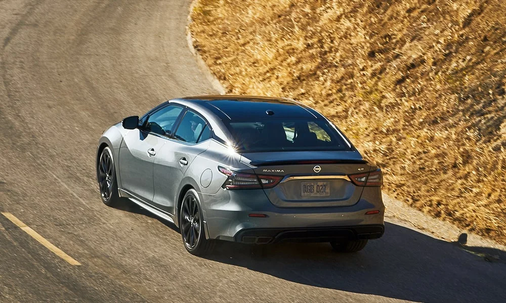 Фото Nissan Maxima — вид сзади, фото 7. Корма в сером цвете: графика фонарей и пластика пятой двери. Насадки выхлопа или их имитация внизу бампера различают версии Nissan Maxima — вид сзади, фото 7