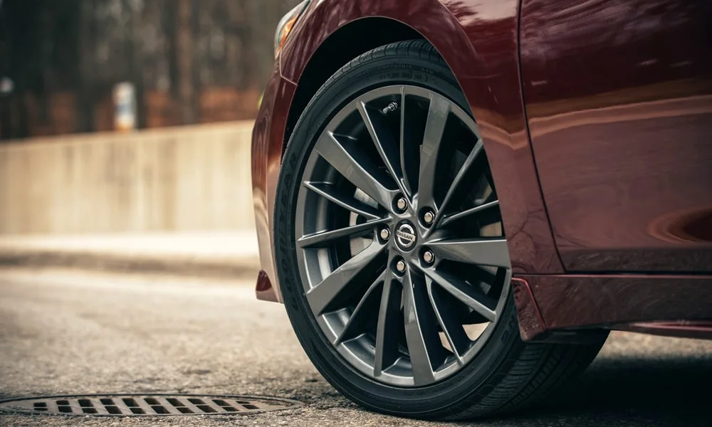 Фото Nissan Maxima — колесо и диск. Дизайн спиц и профиль резины крупным планом. При подборе зимнего комплекта сохраняйте наружный диаметр колеса Nissan Maxima — колесо и диск
