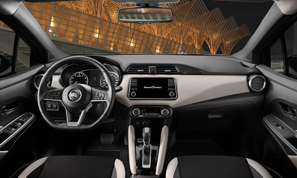 Фото Nissan Micra — передняя панель. Компоновка экранов, дефлекторов и консоли. Мягкие материалы верхнего яруса и вставки задают уровень интерьера Nissan Micra — передняя панель