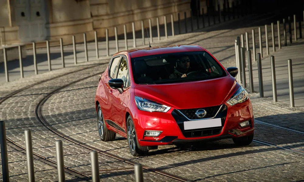 Фото Nissan Micra — вид спереди, фото 4. Передок в красном исполнении — крупная светотехника и выразительный бампер Nissan Micra — вид спереди, фото 4