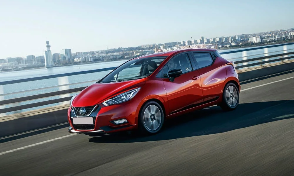 Фото Nissan Micra — вид спереди, фото 5. Передок в красном исполнении — крупная светотехника и выразительный бампер. Рисунок ходовых огней — подпись модели, по нему её узнают в потоке Nissan Micra — вид спереди, фото 5