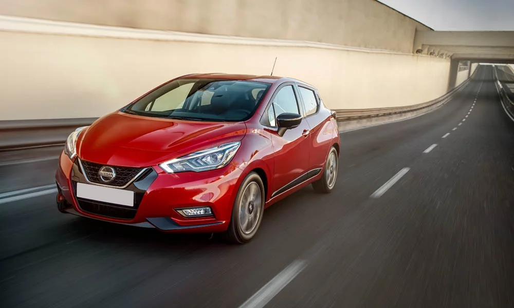 Фото Nissan Micra — вид спереди, фото 7. Оптика, решётка и бампер — первое впечатление о модели. Рисунок ходовых огней — подпись модели, по нему её узнают в потоке Nissan Micra — вид спереди, фото 7