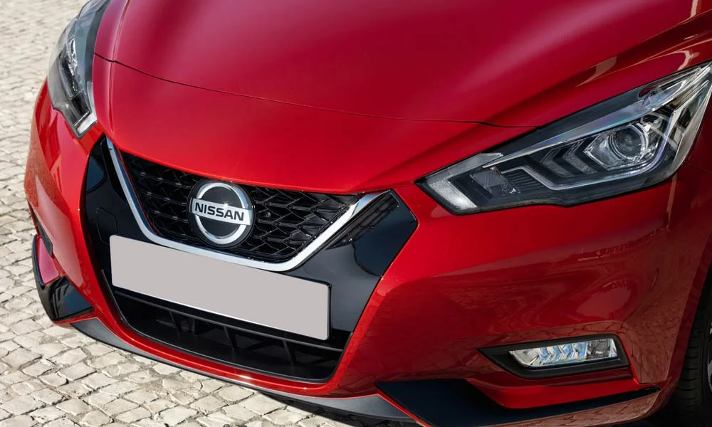 Фото Nissan Micra — вид спереди, фото 8. Анфас: пропорции капота, посадка кузова и графика ходовых огней Nissan Micra — вид спереди, фото 8