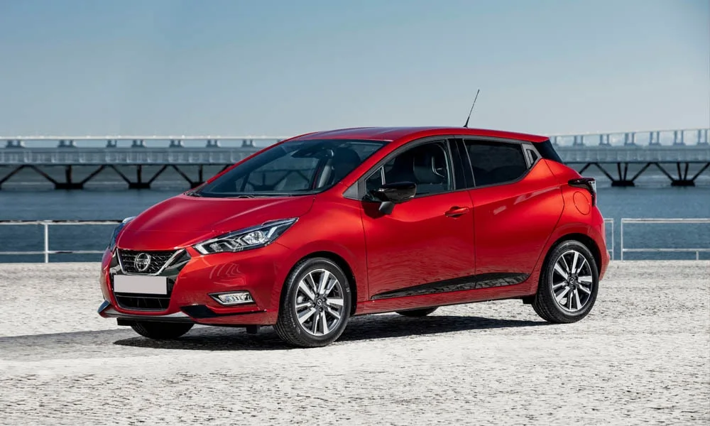 Фото Nissan Micra — вид спереди, фото 10. Кузов в красном цвете: рисунок оптики и решётки задаёт узнаваемое «лицо» модели. Рисунок ходовых огней — подпись модели, по нему её узнают в потоке Nissan Micra — вид спереди, фото 10