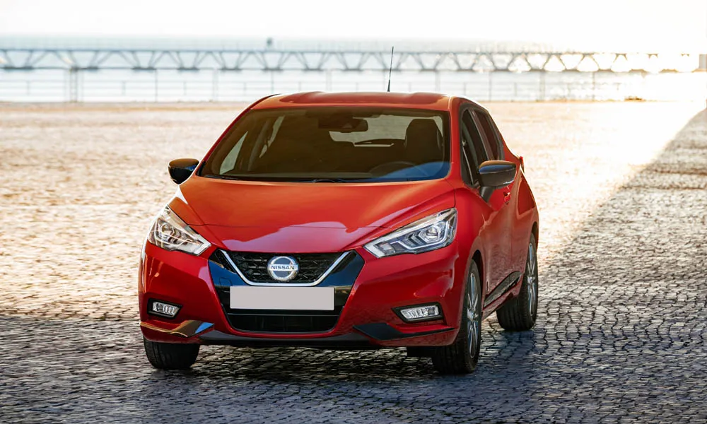 Фото Nissan Micra — вид спереди, фото 11. Анфас: пропорции капота, посадка кузова и графика ходовых огней Nissan Micra — вид спереди, фото 11