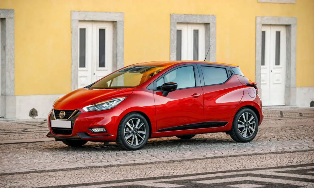 Фото Nissan Micra — вид спереди, фото 12. Анфас: пропорции капота, посадка кузова и графика ходовых огней Nissan Micra — вид спереди, фото 12