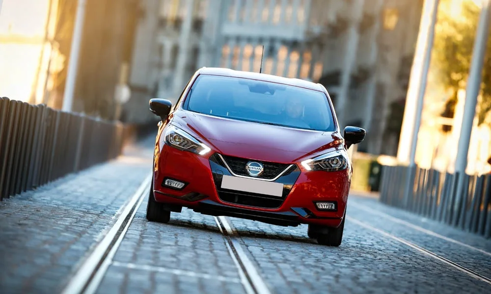 Фото Nissan Micra — вид спереди, фото 14. Передок в красном исполнении — крупная светотехника и выразительный бампер. Дневные ходовые огни включаются автоматически с запуском Nissan Micra — вид спереди, фото 14