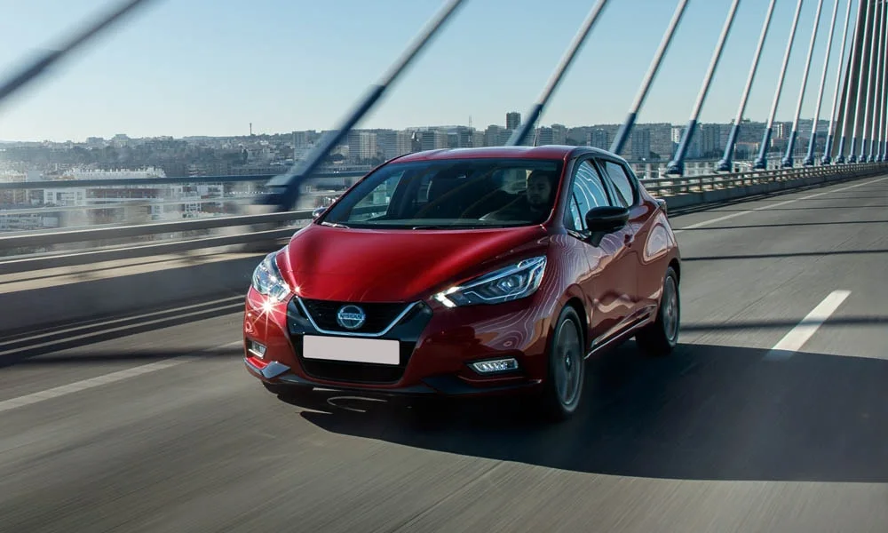Фото Nissan Micra — вид спереди, фото 15. Оптика, решётка и бампер — первое впечатление о модели. Рисунок ходовых огней — подпись модели, по нему её узнают в потоке Nissan Micra — вид спереди, фото 15