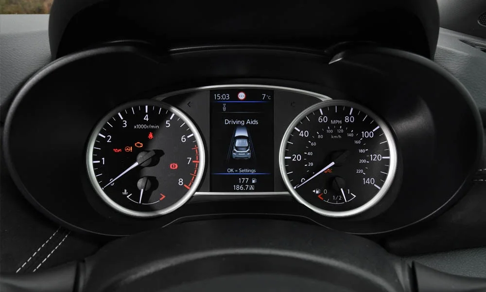 Фото Nissan Micra — приборная панель. Скорость, запас хода и подсказки ассистентов перед глазами Nissan Micra — приборная панель