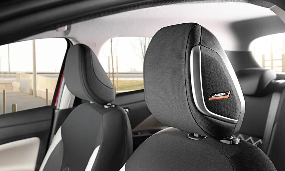 Фото Nissan Micra — интерьер, фото 2. Общий план салона: архитектура панели, консоль и кресла. Светлая гамма зрительно расширяет салон, тёмная — практичнее в уходе Nissan Micra — интерьер, фото 2