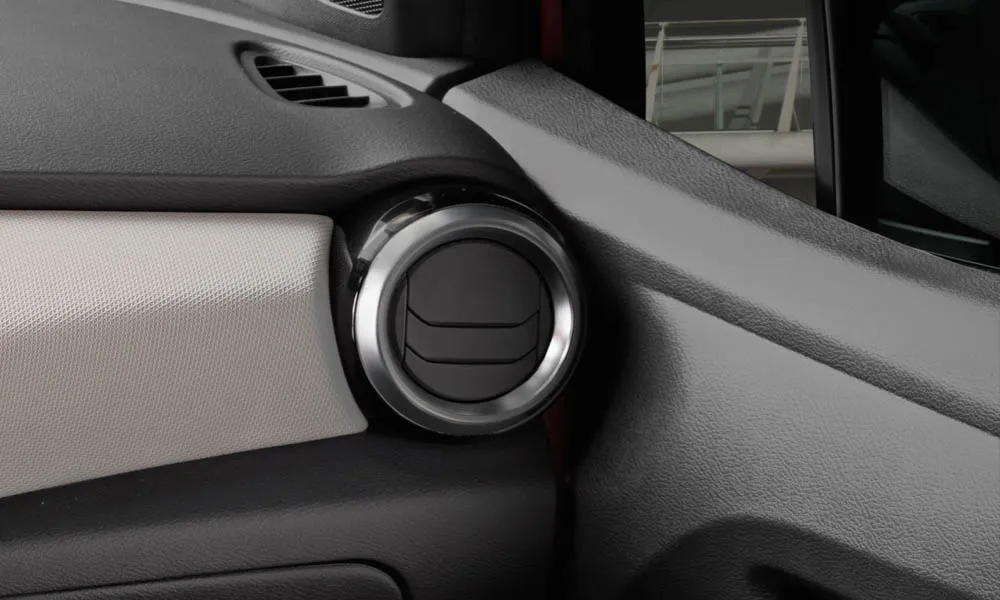 Фото Nissan Micra — интерьер, фото 3. Общий план салона: архитектура панели, консоль и кресла. Уровень отделки читается по стыкам панелей и мягким поверхностям в зонах касания Nissan Micra — интерьер, фото 3