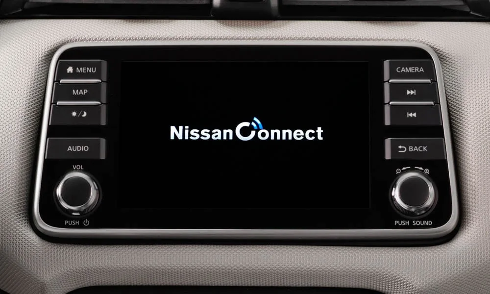 Фото Nissan Micra — экран мультимедиа, фото 2. Горизонтальный экран мультимедиа на передней панели Nissan Micra — экран мультимедиа, фото 2