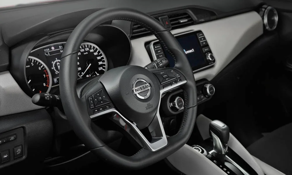 Фото Nissan Micra — руль. Обшивка обода и компоновка спиц крупным планом Nissan Micra — руль