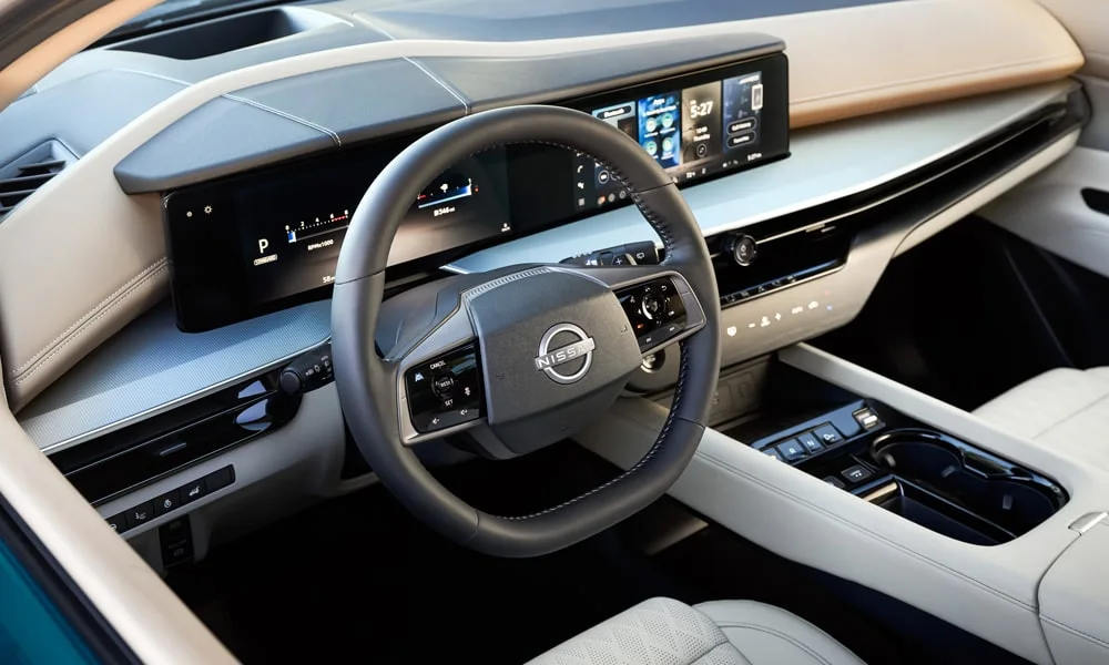 Фото Nissan Murano — передняя панель. Компоновка экранов, дефлекторов и консоли. Мягкие материалы верхнего яруса и вставки задают уровень интерьера Nissan Murano — передняя панель