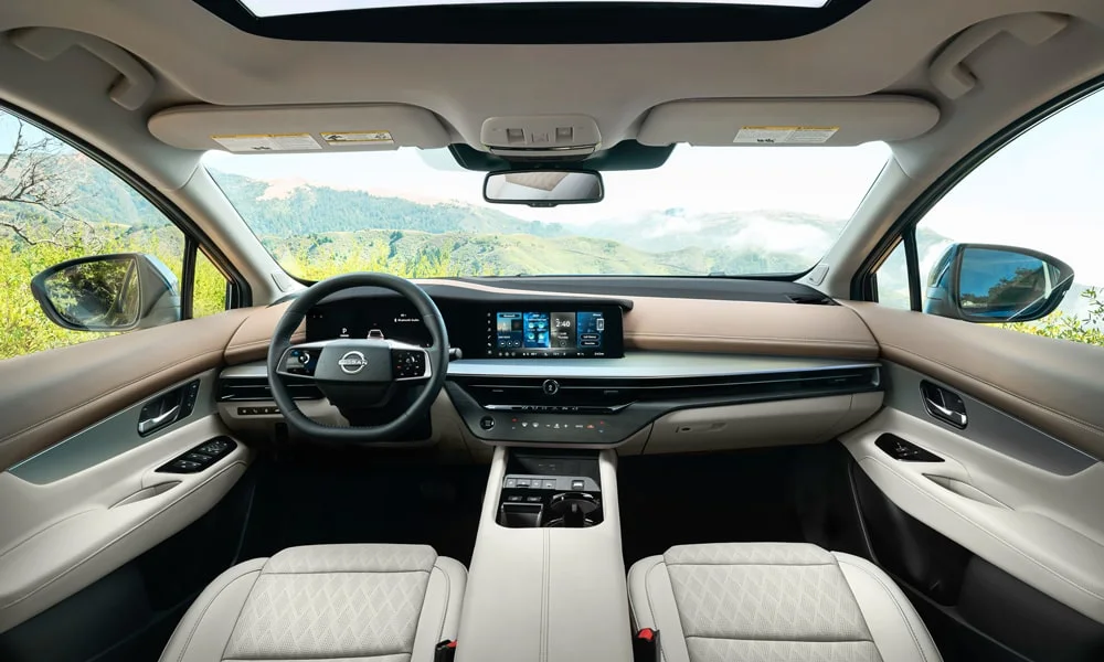 Фото Nissan Murano — передняя панель, фото 2. Архитектура передней панели: ярусы, вставки и консоль в светлой бежевой гамме. Минимум физических кнопок — ставка на экранное управление Nissan Murano — передняя панель, фото 2