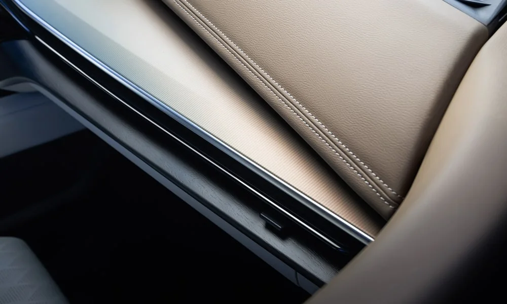 Фото Nissan Murano — дверная карта. Подлокотник, динамик и блок стеклоподъёмников. Мягкая вставка в зоне локтя — то, что чувствуешь каждый день Nissan Murano — дверная карта