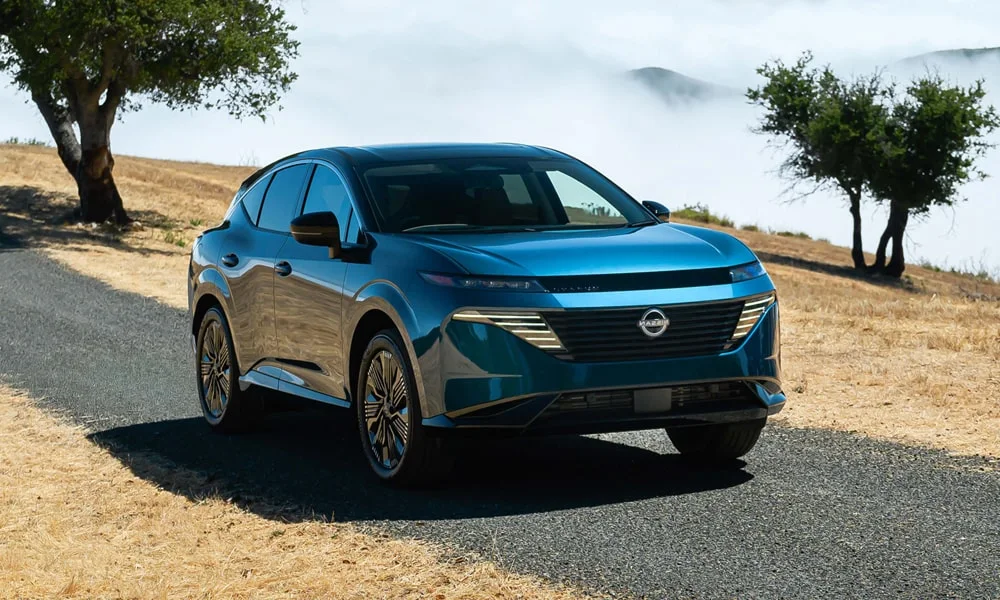 Фото Nissan Murano — вид спереди, фото 3. Анфас: пропорции капота, посадка кузова и графика ходовых огней. Рисунок ходовых огней — подпись модели, по нему её узнают в потоке Nissan Murano — вид спереди, фото 3
