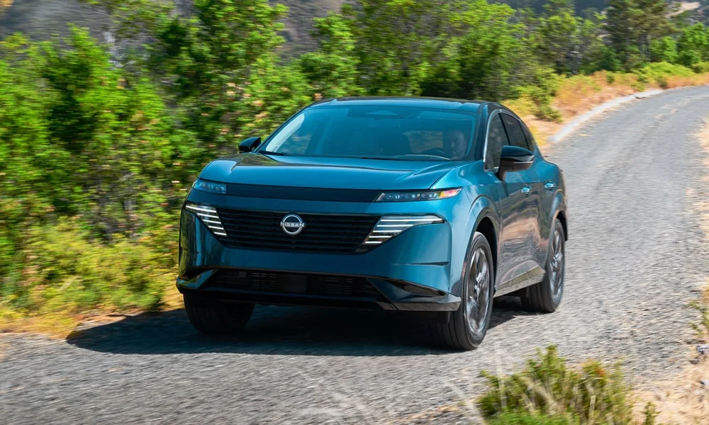 Фото Nissan Murano — вид спереди, фото 4. Оптика, решётка и бампер — первое впечатление о модели. Рисунок ходовых огней — подпись модели, по нему её узнают в потоке Nissan Murano — вид спереди, фото 4