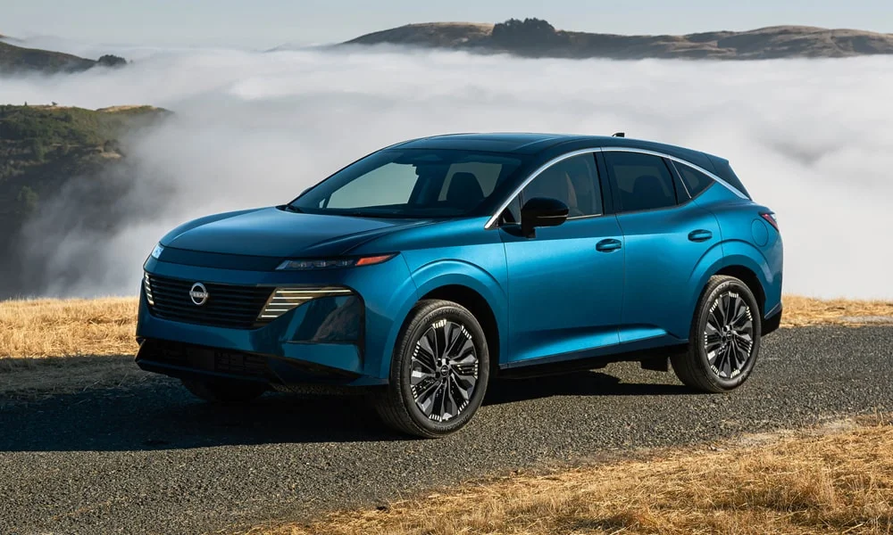 Фото Nissan Murano — вид спереди, фото 7. Кузов в синем цвете: рисунок оптики и решётки задаёт узнаваемое «лицо» модели. Рисунок ходовых огней — подпись модели, по нему её узнают в потоке Nissan Murano — вид спереди, фото 7