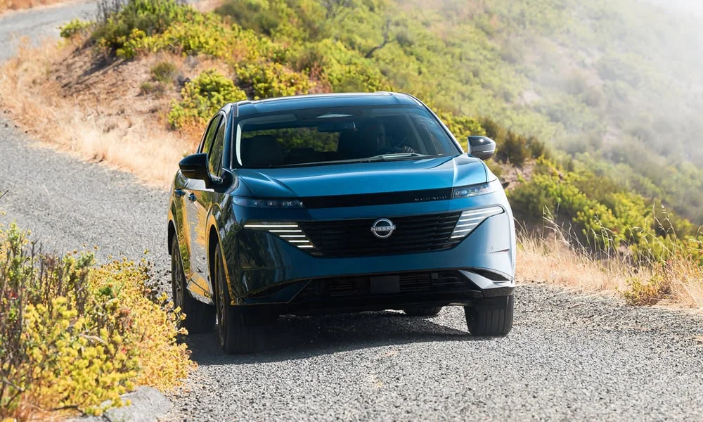 Фото Nissan Murano — вид спереди, фото 8. Синий кузов, строгая симметрия оптики — базовый ракурс знакомства с дизайном. Рисунок ходовых огней — подпись модели, по нему её узнают в потоке Nissan Murano — вид спереди, фото 8