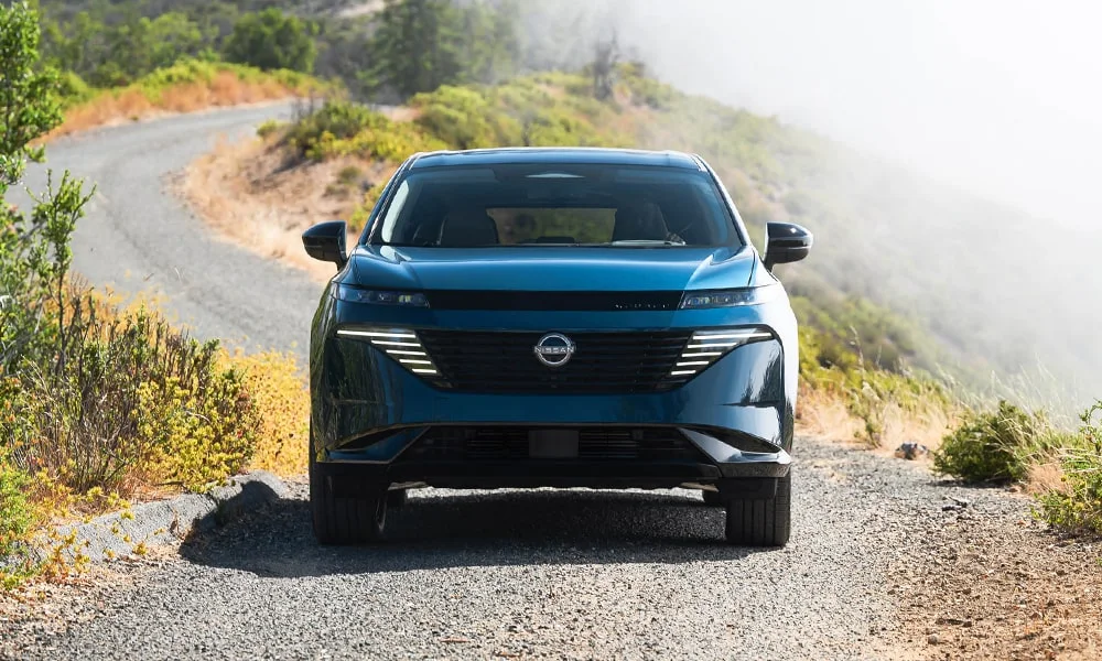Фото Nissan Murano — вид спереди, фото 11. Оптика, решётка и бампер — первое впечатление о модели. Дневные ходовые огни включаются автоматически с запуском Nissan Murano — вид спереди, фото 11