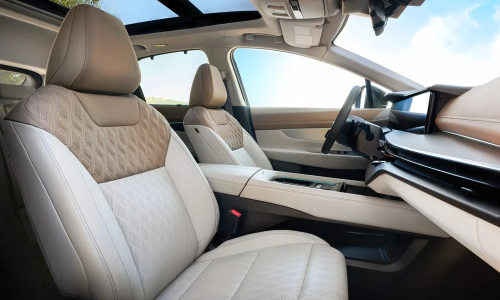 Фото Nissan Murano — передние сиденья. Профиль кресел: боковая поддержка и подголовники. Регулировки с памятью возвращают кресло под водителя одним нажатием — у версий с электроприводом Nissan Murano — передние сиденья
