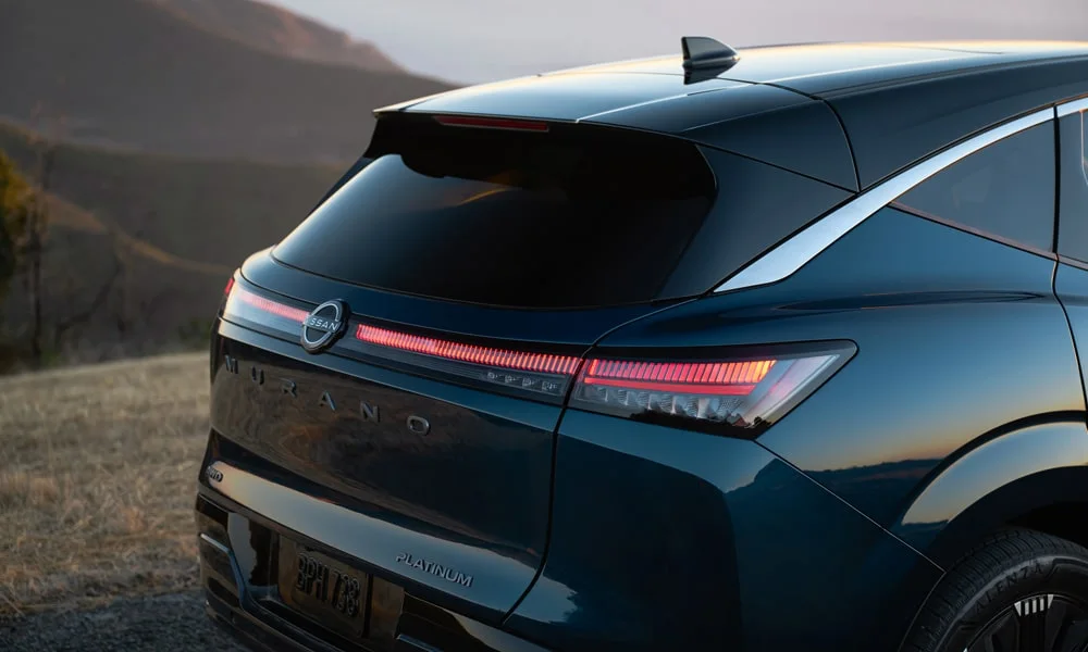 Фото Nissan Murano — вид сзади, фото 3. Синий кузов сзади — фонари и бампер определяют ночной образ модели Nissan Murano — вид сзади, фото 3