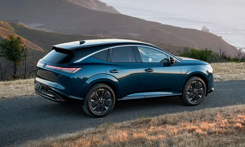 Фото Nissan Murano — вид сзади, фото 4. Синий кузов сзади — фонари и бампер определяют ночной образ модели. Светодиодная полоса или раздельные секции — задняя оптика стала главным украшением кормы Nissan Murano — вид сзади, фото 4