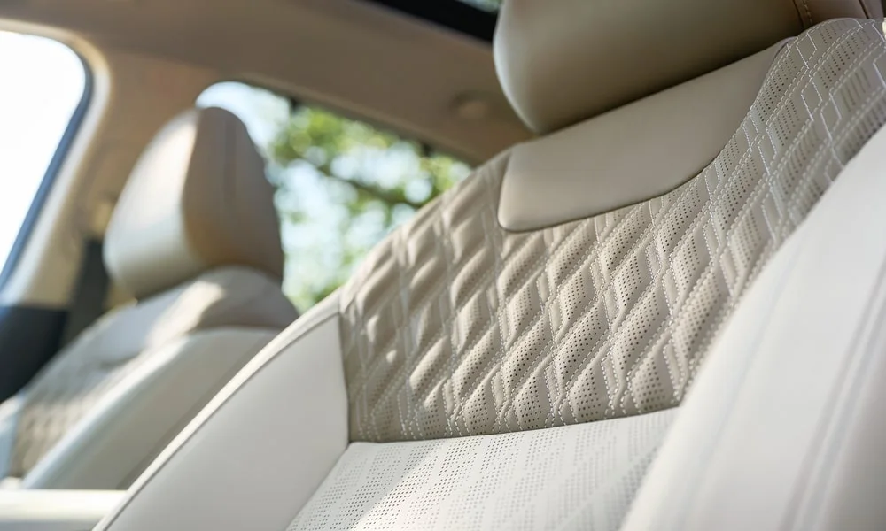 Фото Nissan Murano — задние сиденья, фото 2. Задний диван в стёганой коже: посадка и центральный подлокотник. Плоский пол упрощает посадку втроём Nissan Murano — задние сиденья, фото 2