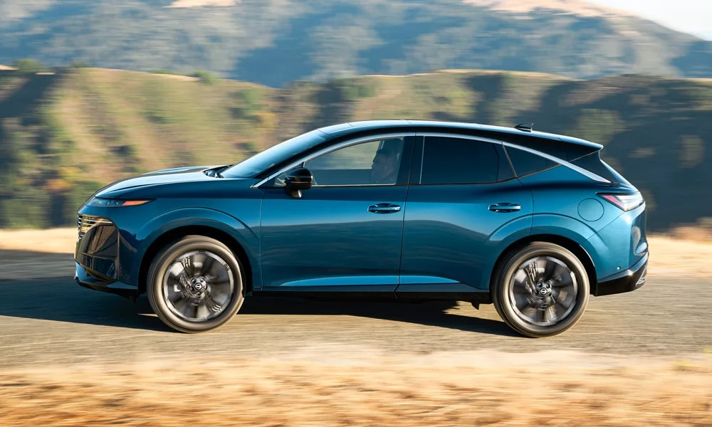 Фото Nissan Murano — вид сбоку, фото 3. Профиль кузова: колёсная база, свесы и линия остекления. Хромированные или чёрные молдинги окон отличают комплектации Nissan Murano — вид сбоку, фото 3