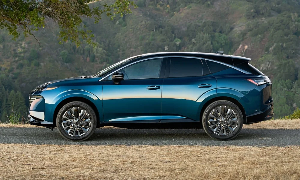 Фото Nissan Murano — вид сбоку, фото 4. Профиль в синем цвете: соотношение колёсной базы и свесов. Хромированные или чёрные молдинги окон отличают комплектации Nissan Murano — вид сбоку, фото 4