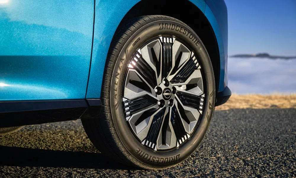Фото Nissan Murano — колесо и диск. Аэродинамический дизайн колеса снижает расход на трассе. При подборе зимнего комплекта сохраняйте наружный диаметр колеса Nissan Murano — колесо и диск