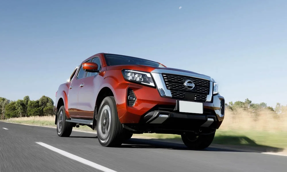 Фото Nissan Navara — вид спереди, фото 4. Передок в оранжевом исполнении — крупная светотехника и выразительный бампер. Дневные ходовые огни включаются автоматически с запуском Nissan Navara — вид спереди, фото 4