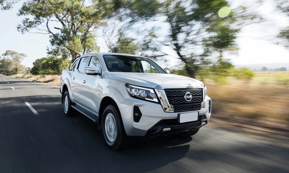 Фото Nissan Navara — вид спереди, фото 6. Передок в белом исполнении — крупная светотехника и выразительный бампер. Дневные ходовые огни включаются автоматически с запуском Nissan Navara — вид спереди, фото 6